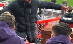 曼联又抓内鬼？阿莫林怒骂约罗防守差，卡塞米罗被换下气得倒穿外套